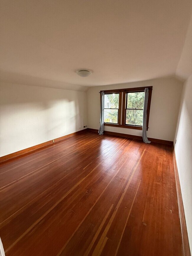 Building Photo - Charming Sellwood Gem in the Heart of SE P...