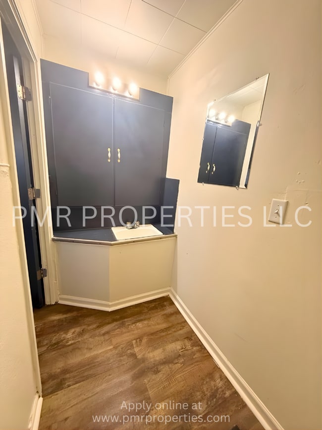 Building Photo - 3 Bedrooms/1 Bathroom House