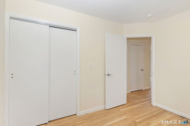 Building Photo - 17 Artic St