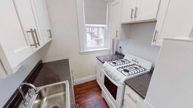 Building Photo - bedroom in Boston MA 02215