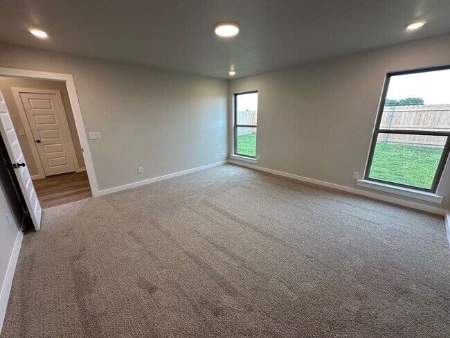 Building Photo - Welcome to Beacon Pointe!