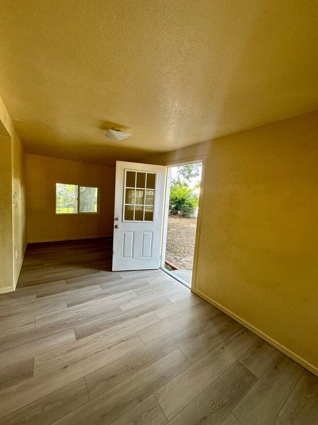 Building Photo - 3 Bedroom Home Ready to Rent