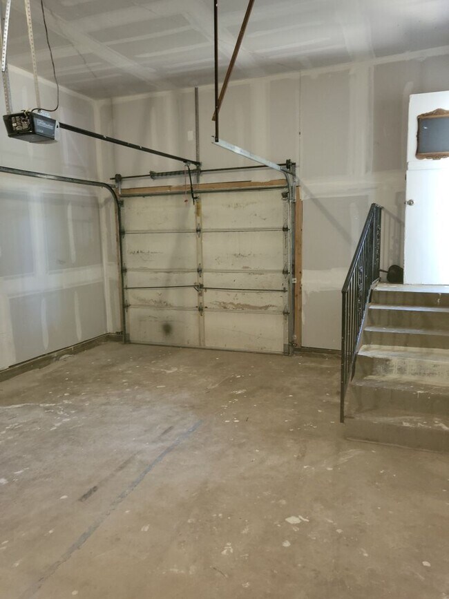Building Photo - 304 E Ellen Ave