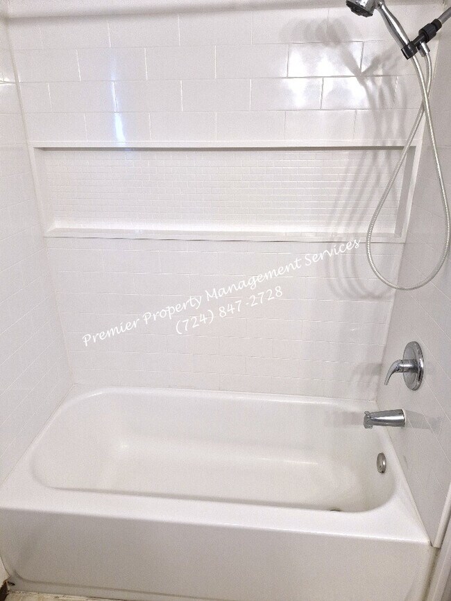 Building Photo - 990 Clearview Dr