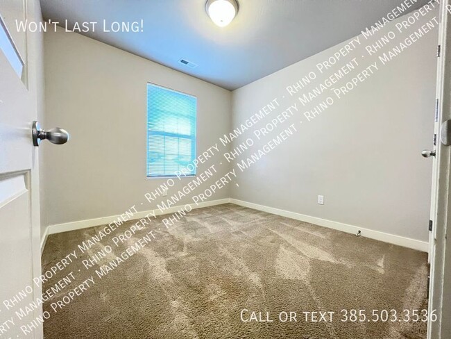 Building Photo - 3 Bedroom/3.5 Bathroom Townhome in South J...