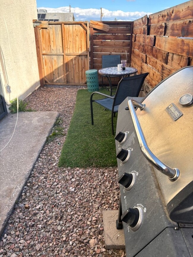 Building Photo - Cozy & Inviting