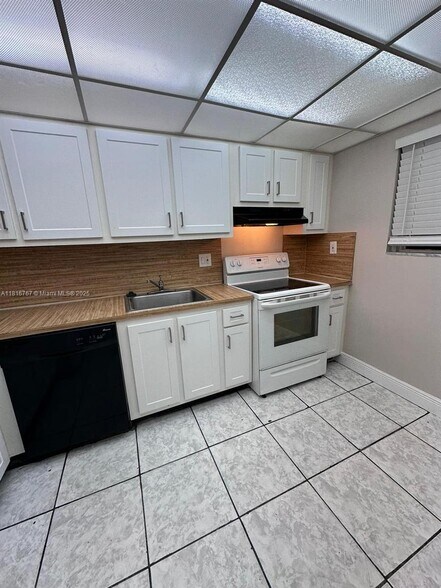 Building Photo - 3390 Foxcroft Rd