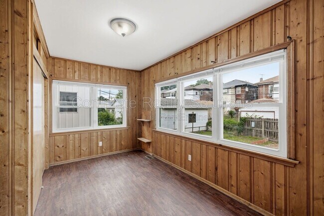 Building Photo - 5055 Lindenwood Ave