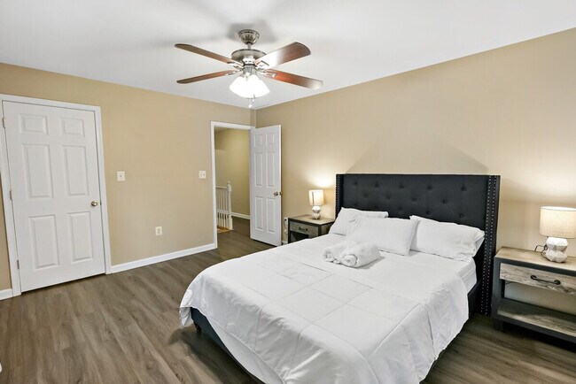 Building Photo - 9 S Walter Reed Dr