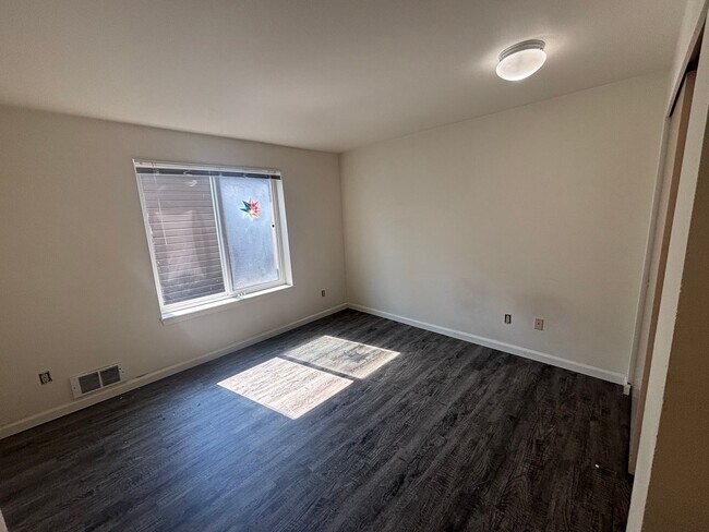 Building Photo - 2 Bedroom, 2 Bath i920sq ft with Private P...