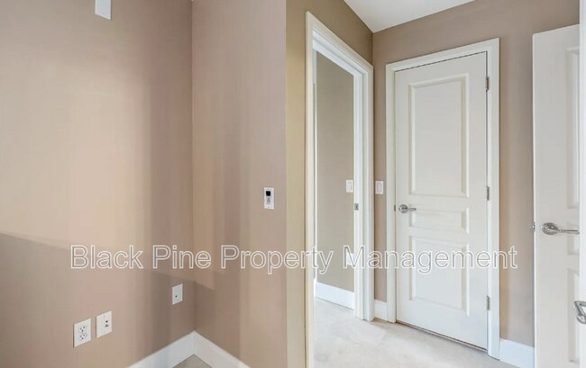 Building Photo - 323 W Jefferson St