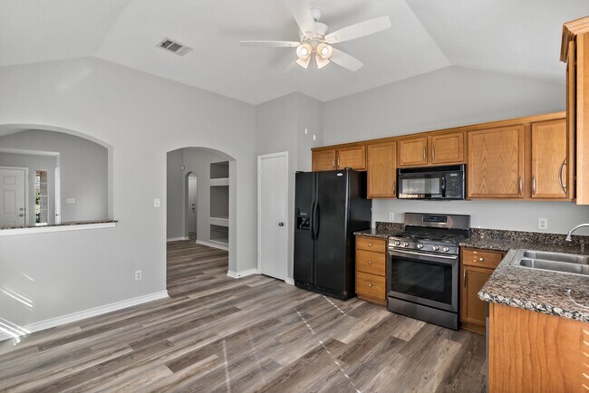 Building Photo - 1002 Crested Point Dr