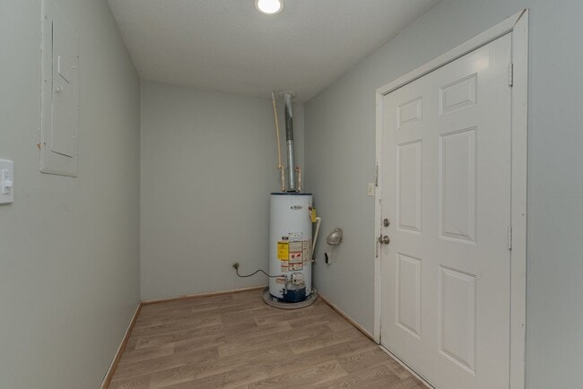 Building Photo - $1,120 - 3 bed/2 bath house in Turpin Hill, with fenced back yard! Section 8 Welcome!