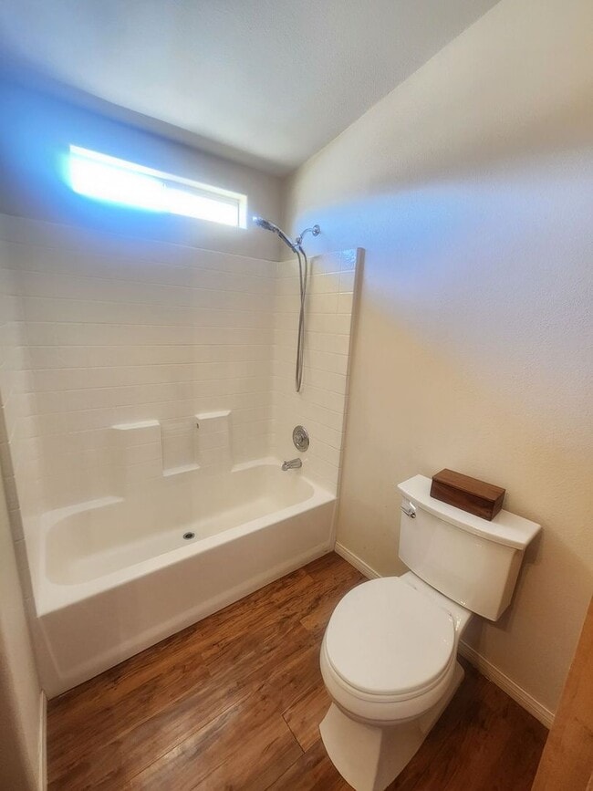 Building Photo - Sunmore Estates Large 3 Bedroom 2 bath Home