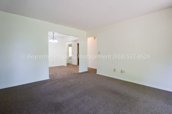 Building Photo - 1359 E 60th St