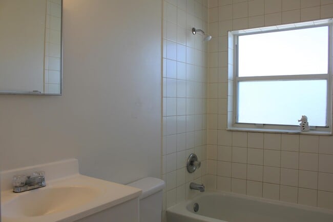 Building Photo - 651 Palm Dr