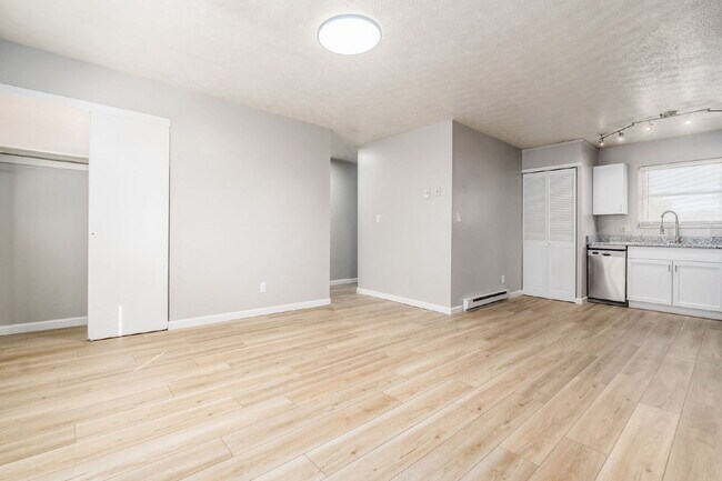 Building Photo - FREE 1 Month Rent! Renovated 2BR Near Children’s Hospital & German Village