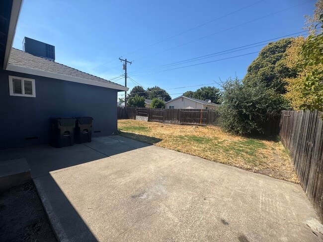 Building Photo - 4 Bedroom Home in Sacramento