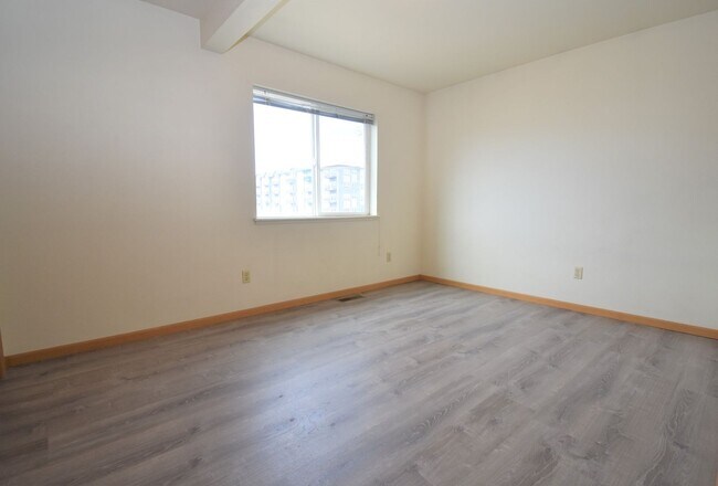 Building Photo - Beautiful 2 bedroom apartment with attached garage!