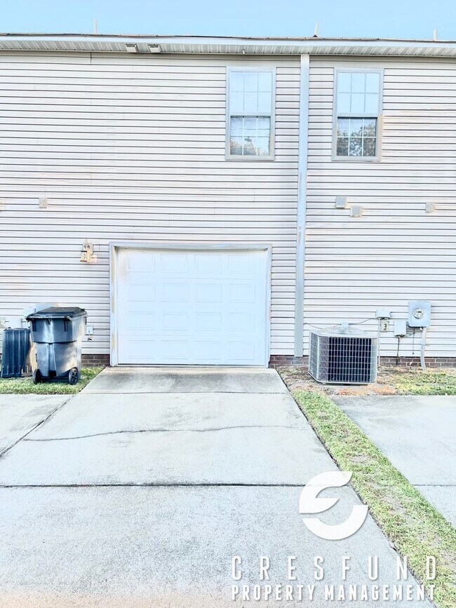 Building Photo - Spacious 3 Bed 2.5 Bath Townhouse - AVAILABLE FOR MOVE IN NOW!