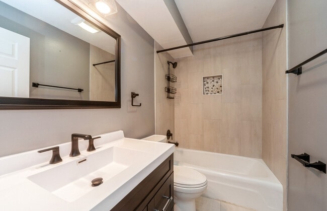 Building Photo - 880 E Old Willow Rd