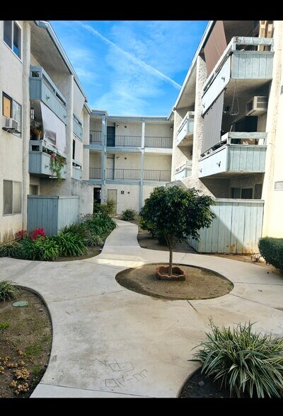 Building Photo - 21800 Schoenborn St