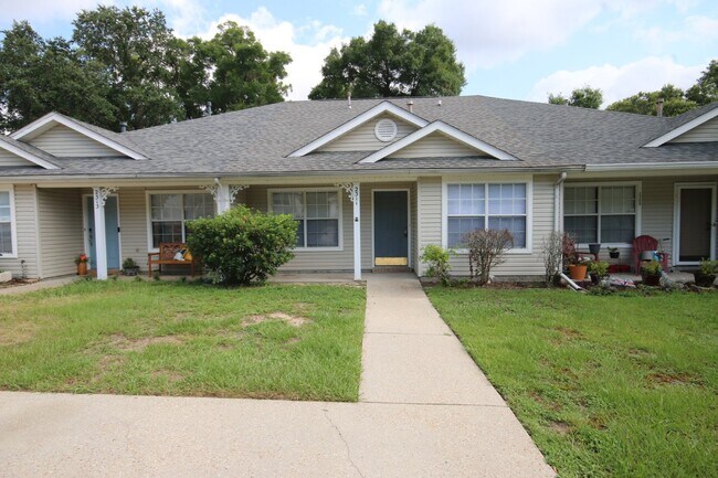 Building Photo - Northeast Pensacola 3/2 attached home for ...