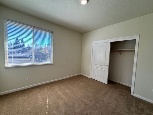 Building Photo - Gorgeous 5 bedroom + office, 4.5 bath Alam...