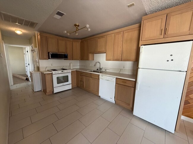 Building Photo - Beautiful home look, 4-plex, across from UNLV