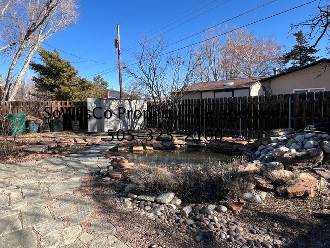 Building Photo - FULLY FURNISHED  3 Bedroom 2 Bath 2 Car Garage - 3 Month Minimum