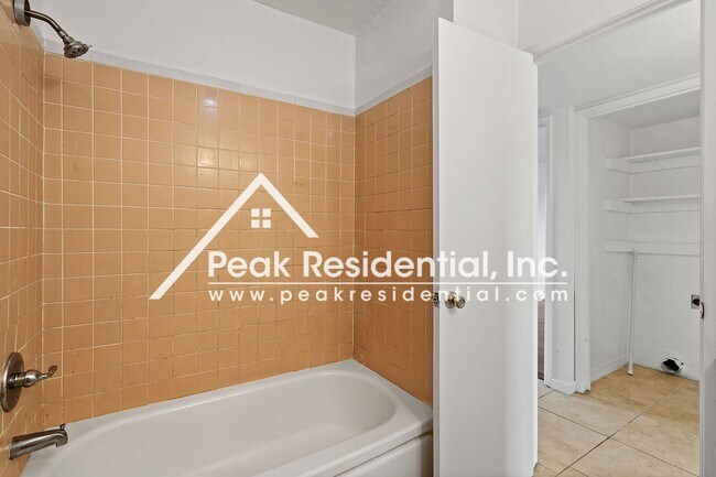 Building Photo - Croetto10540