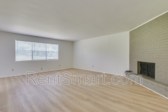 Building Photo - 4315 Parkwood Dr