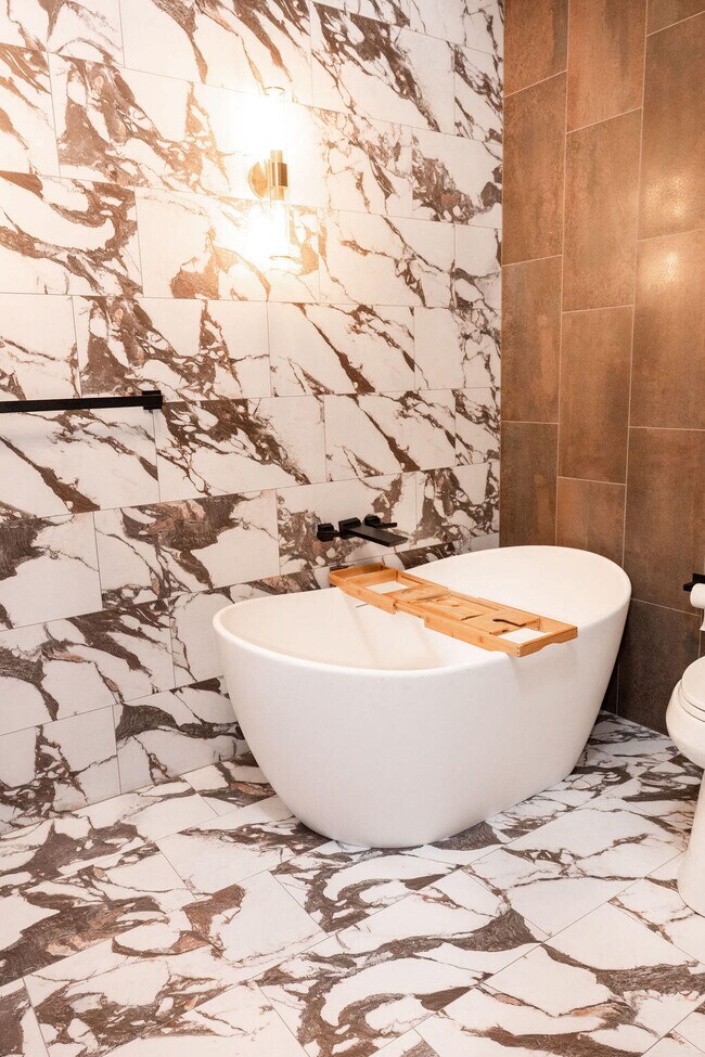 Building Photo - 275 S Limestone