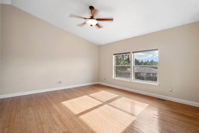 Building Photo - Beautiful Woodridge Home