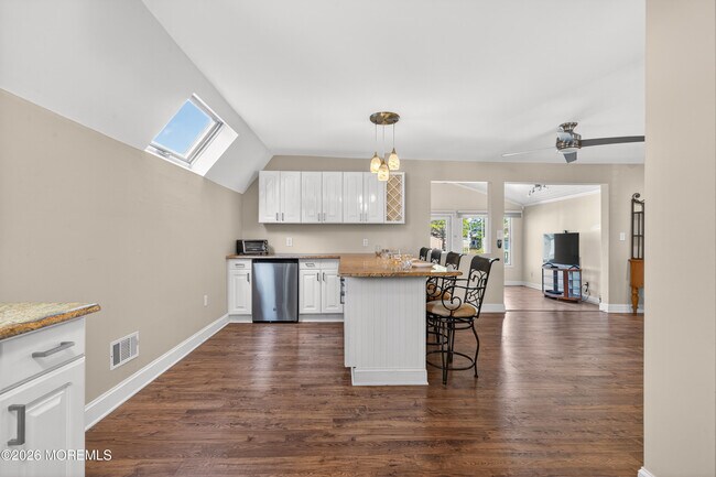 Building Photo - 13 Clearwater Way