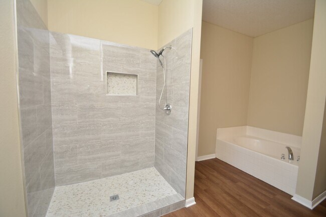 Building Photo - Pool Home with 4 bed, 2 bath located in Se...