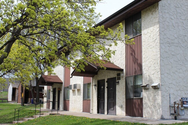 Building Photo - Main Floor Studio in St. Paul - Great Location