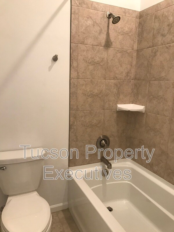 Building Photo - 10918 W Yates Ln