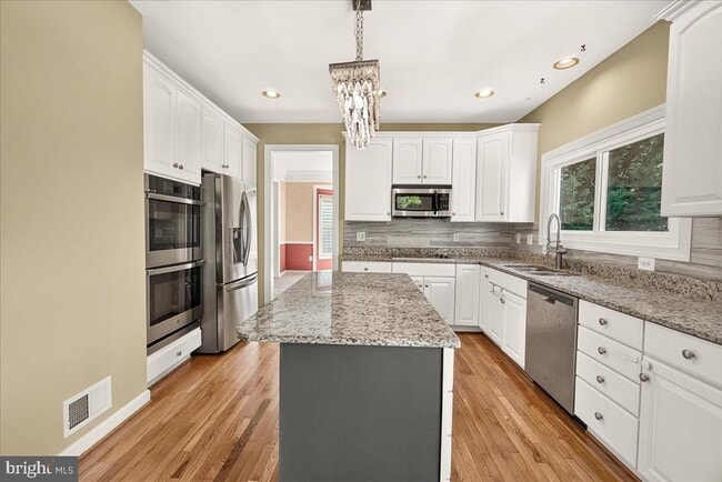 Building Photo - 6430 Bellevue Pl