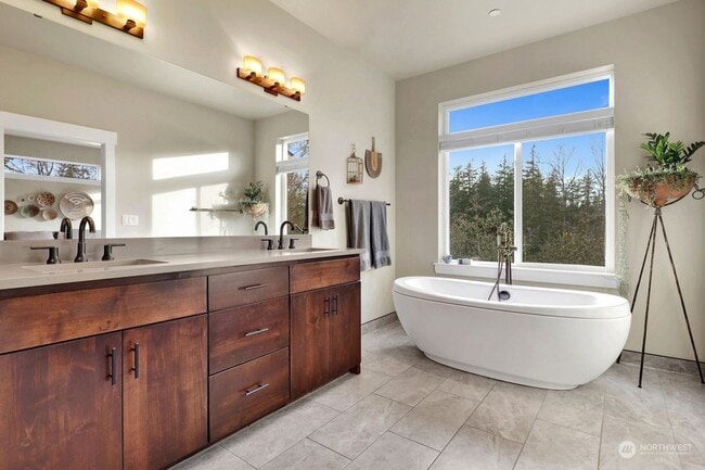 Building Photo - Beautiful Custom 4-bedroom 2.5 bath home. Barkley Neighborhood!