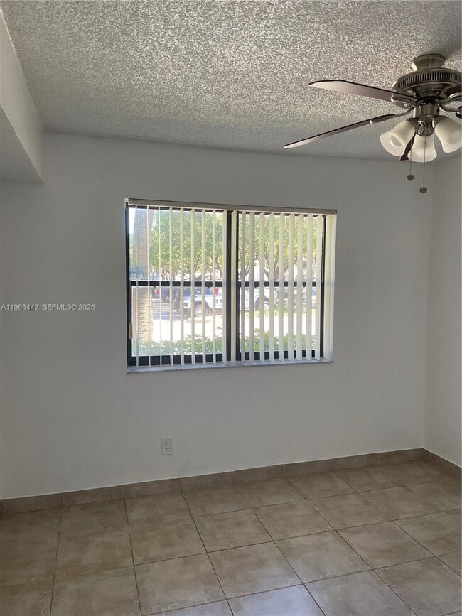 Building Photo - 570 S Park Rd