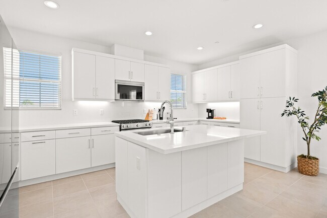 Building Photo - Turnkey Furnished 4BR Home in Palm Desert ...