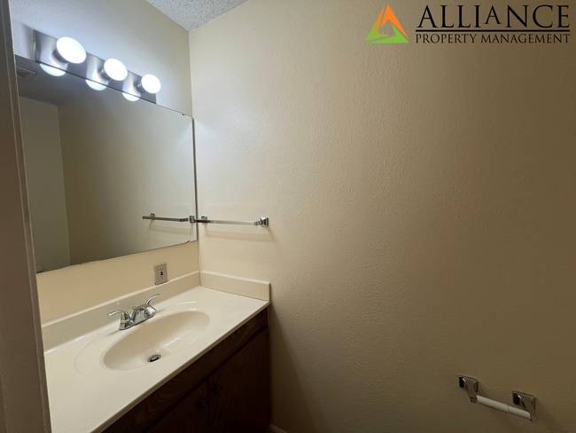 Building Photo - Spacious Rooms & Close to Downtown