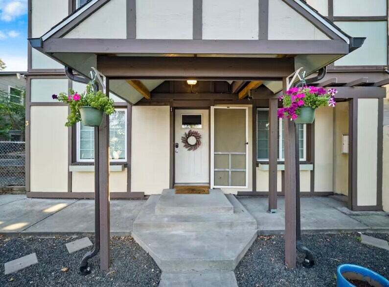 Building Photo - 2117 W Riverside Ave