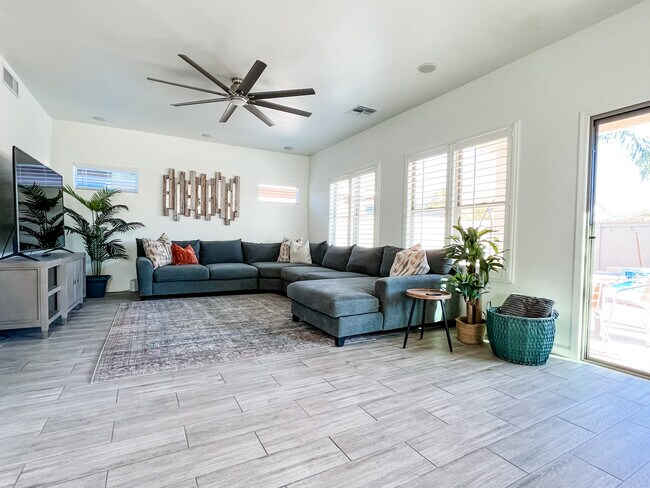 Building Photo - 4222 E Bonanza Rd