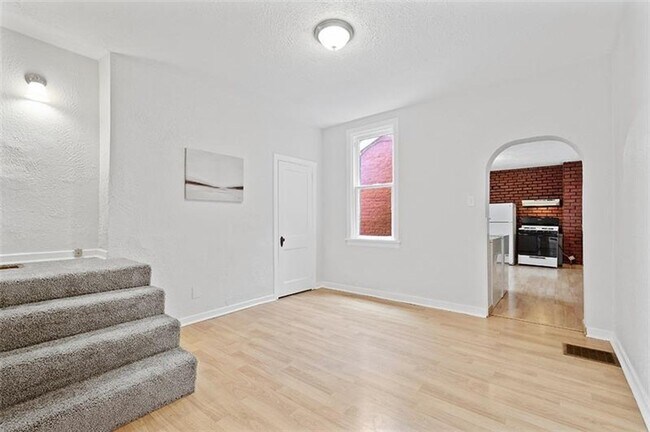 Building Photo - Modern Apartment - South Side Flats