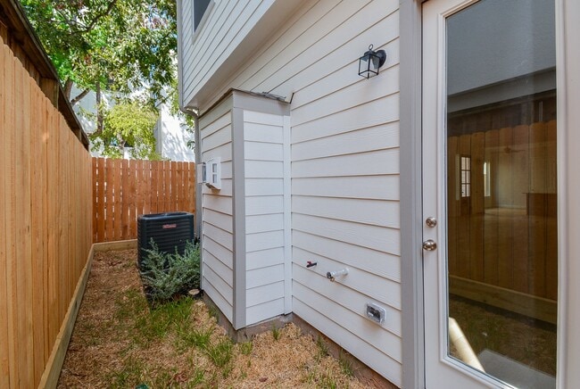 Building Photo - 1847 Sul Ross St