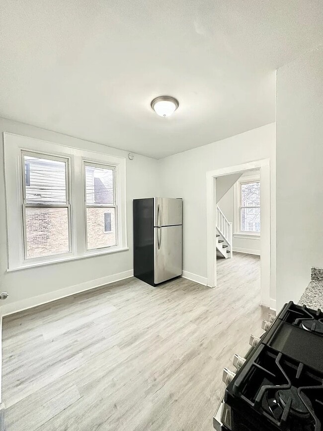 Building Photo - 2224 S Sawyer Ave