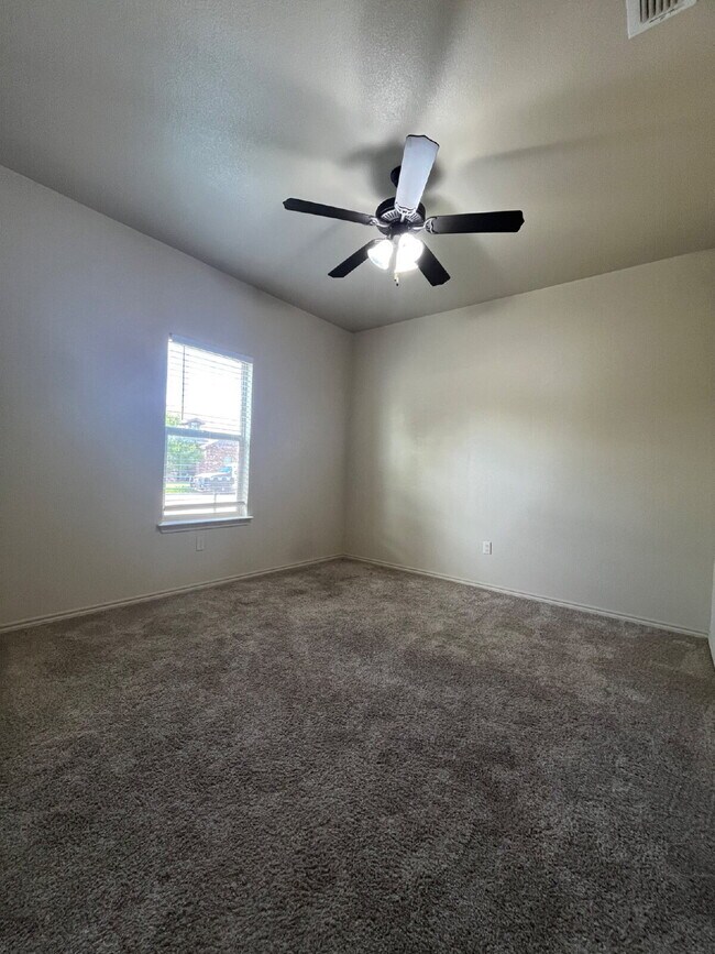 Building Photo - Cute 3/2/2 townhome in the Lubbock-Cooper District