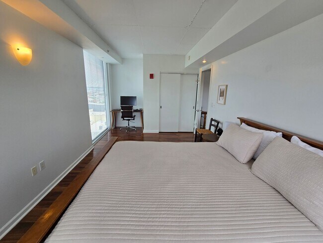 Building Photo - Beautiful bright HUGE 2 bed 2 bath with gr...